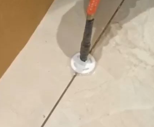 武定瓷砖空鼓维修公司专业解答瓷砖在铺贴过程中，如果没有涂抹均匀到位的粘结材料（如水泥砂浆或瓷砖胶），可能会导致以下问题